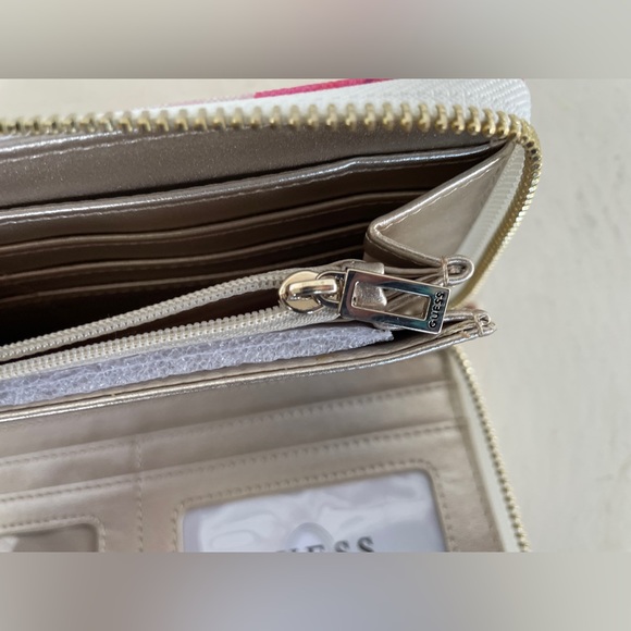 NWOT Floral Zippered Guess Wallet - Picture 8 of 12